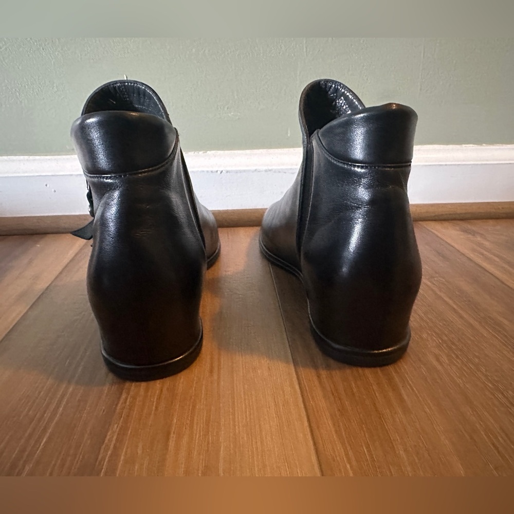 STUART WEITZMAN
Lowkey Leather Hidden Wedge Heel Boots size 8 black - Picture 6 of 15